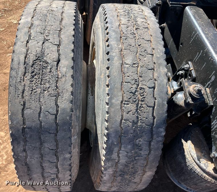 image for item ED2477 1993 Freightliner FLD120 semi truck