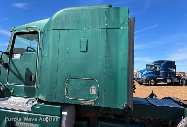 image for item ED2478 2003 Kenworth T600 semi truck