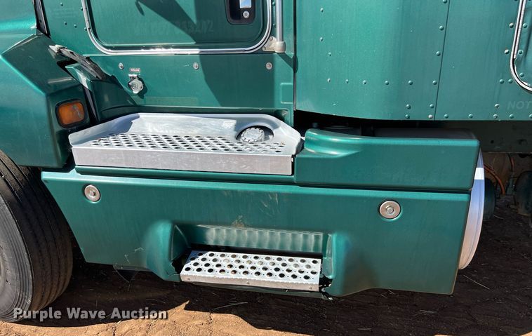 image for item ED2478 2003 Kenworth T600 semi truck