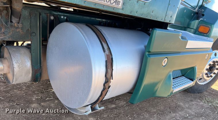 image for item ED2478 2003 Kenworth T600 semi truck