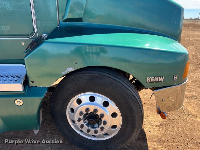 image for item ED2478 2003 Kenworth T600 semi truck