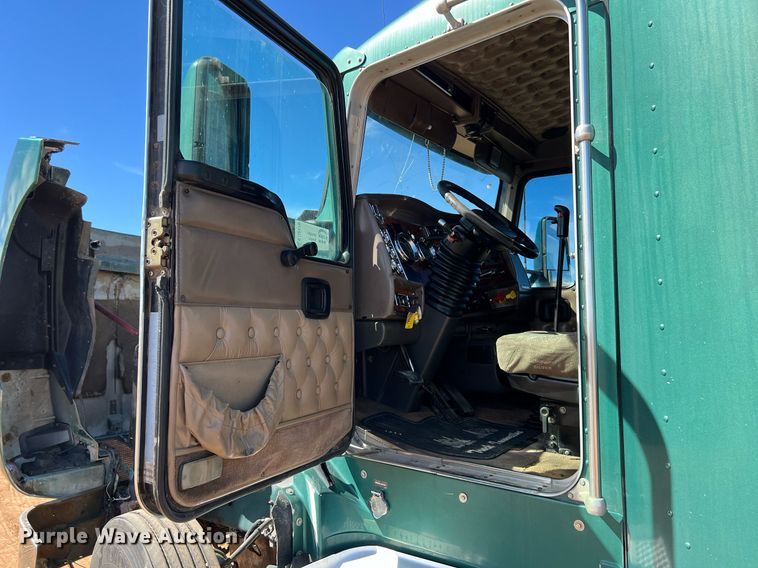 image for item ED2478 2003 Kenworth T600 semi truck