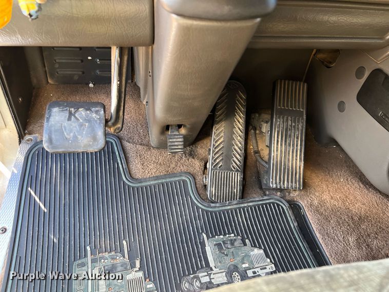 image for item ED2478 2003 Kenworth T600 semi truck