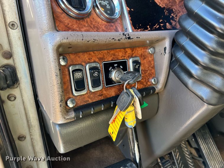 image for item ED2478 2003 Kenworth T600 semi truck