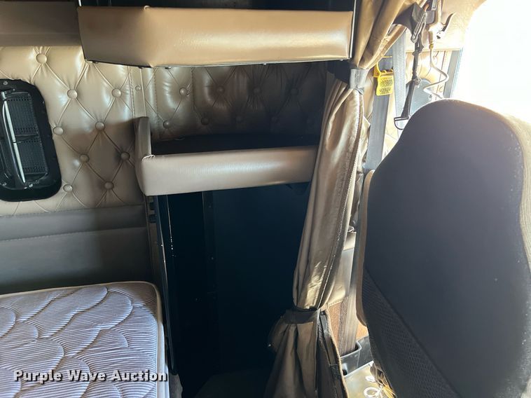 image for item ED2478 2003 Kenworth T600 semi truck