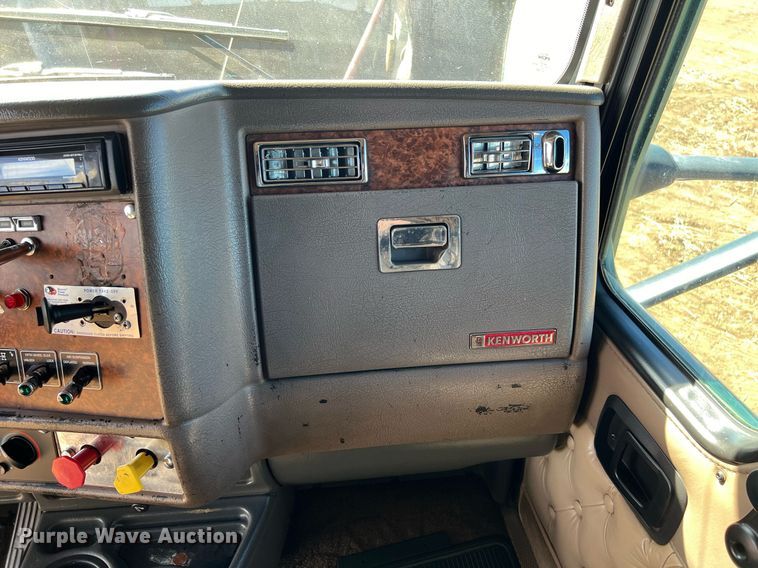 image for item ED2478 2003 Kenworth T600 semi truck