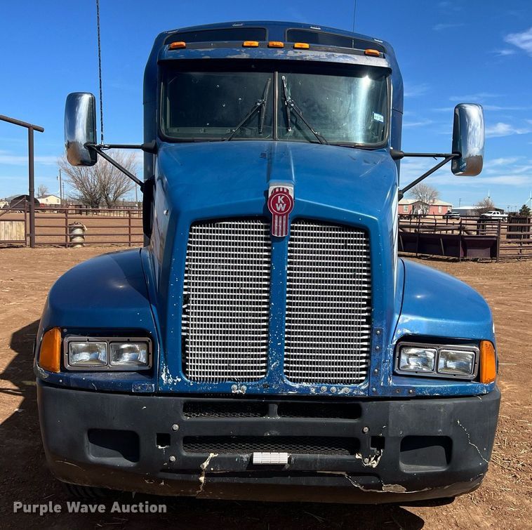 image for item ED2479 2004 Kenworth T600 semi truck