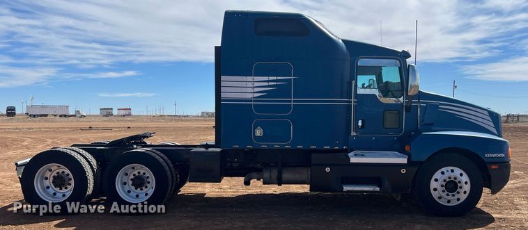 image for item ED2479 2004 Kenworth T600 semi truck