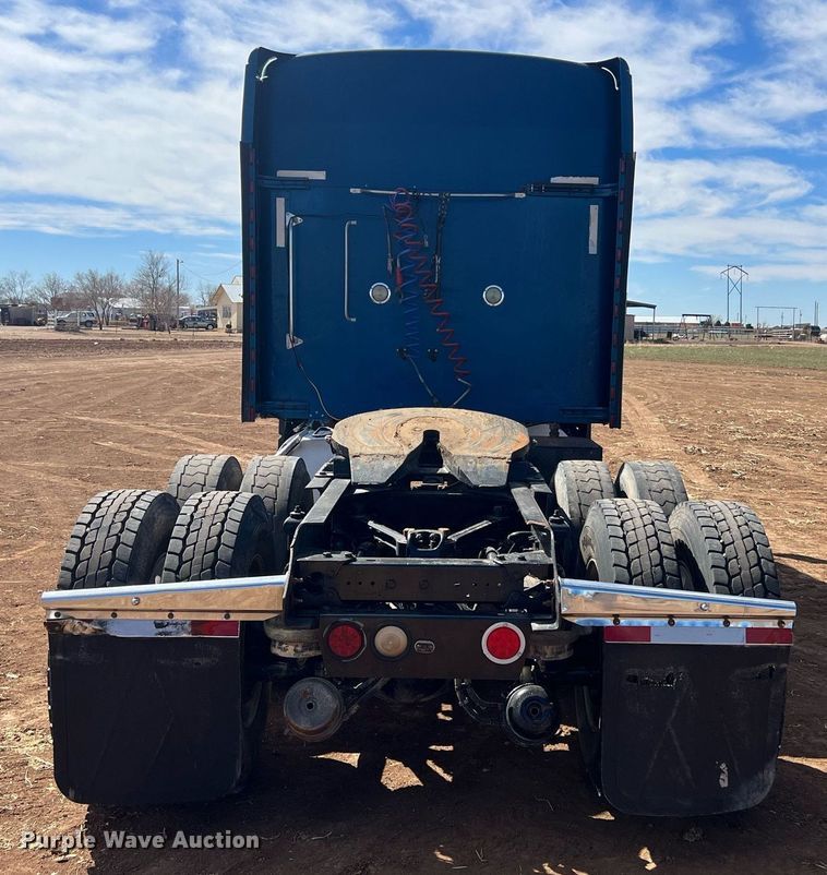 image for item ED2479 2004 Kenworth T600 semi truck