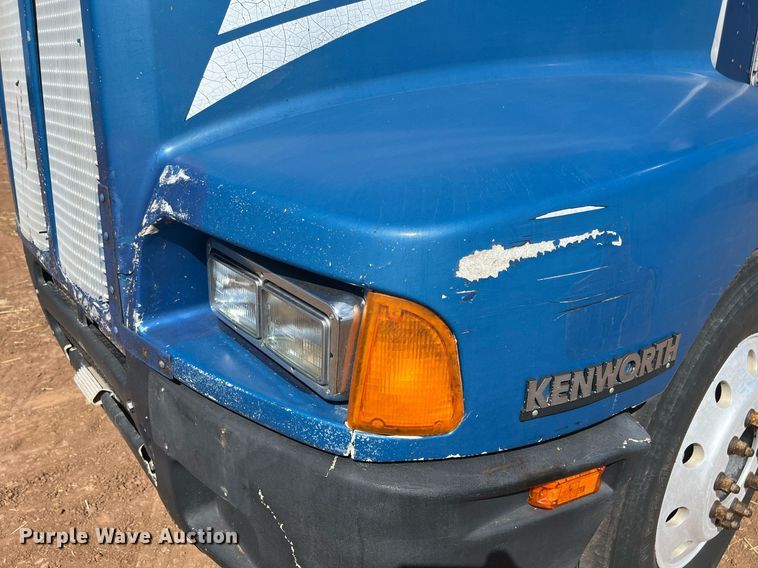 image for item ED2479 2004 Kenworth T600 semi truck