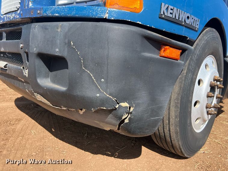 image for item ED2479 2004 Kenworth T600 semi truck
