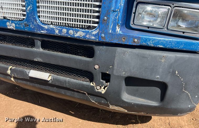 image for item ED2479 2004 Kenworth T600 semi truck