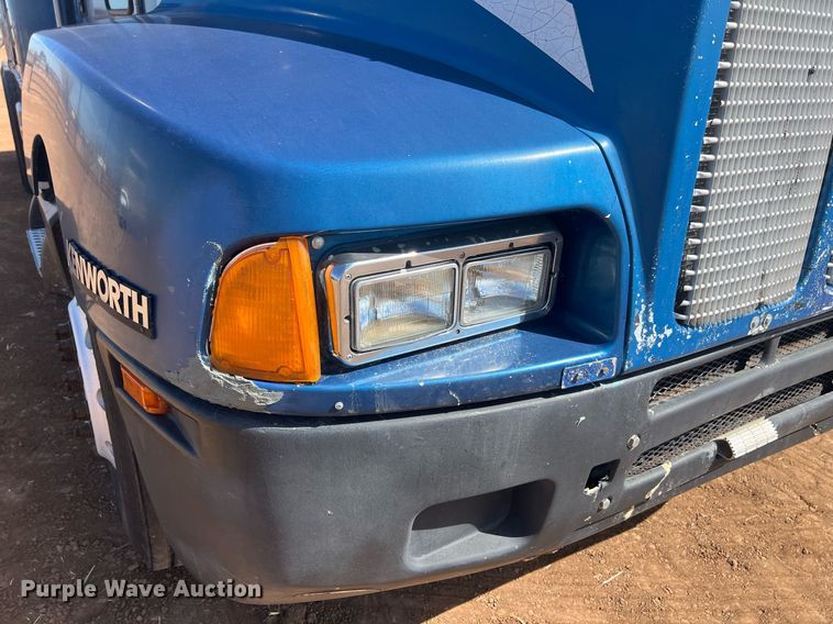 image for item ED2479 2004 Kenworth T600 semi truck