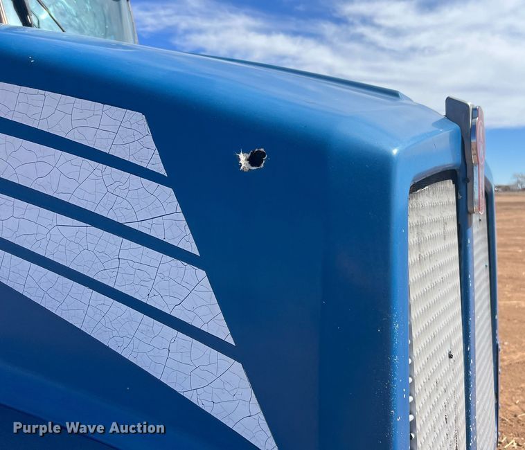 image for item ED2479 2004 Kenworth T600 semi truck