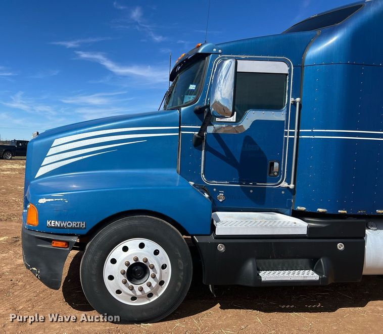 image for item ED2479 2004 Kenworth T600 semi truck