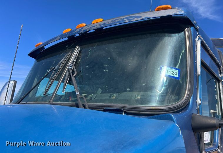 image for item ED2479 2004 Kenworth T600 semi truck