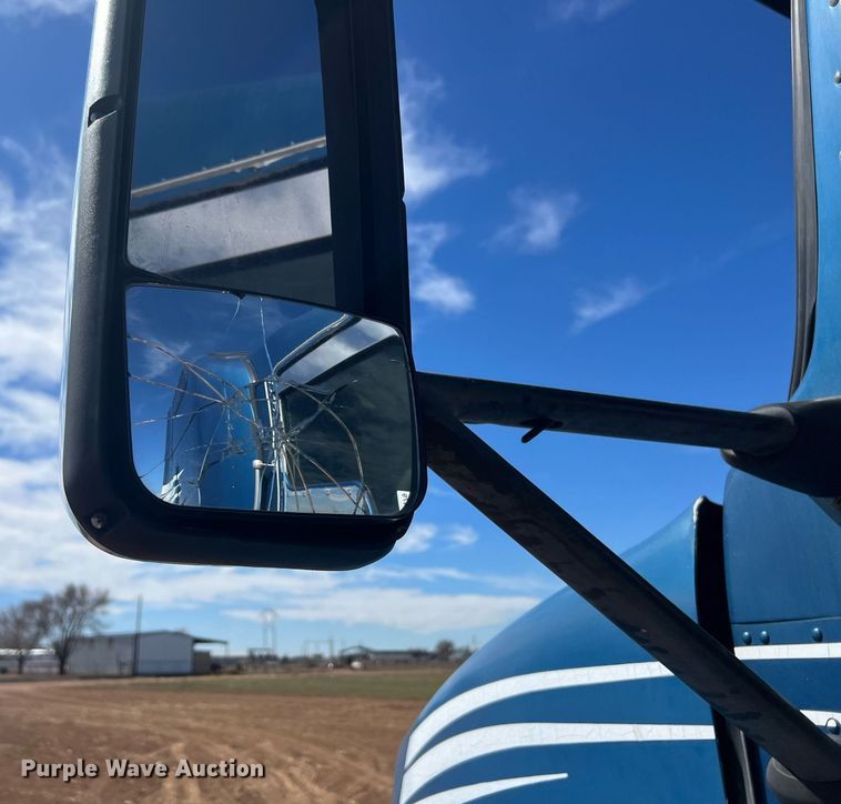 image for item ED2479 2004 Kenworth T600 semi truck