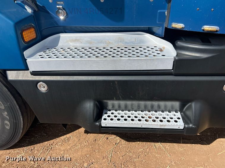 image for item ED2479 2004 Kenworth T600 semi truck