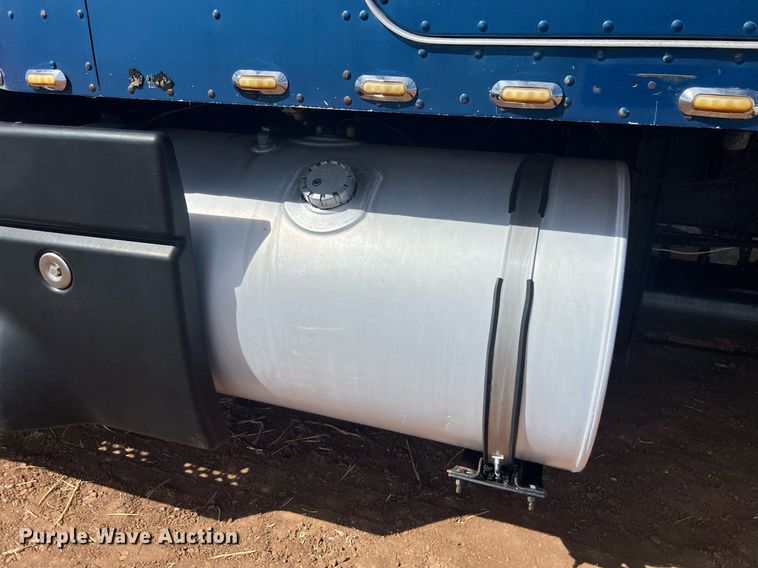 image for item ED2479 2004 Kenworth T600 semi truck