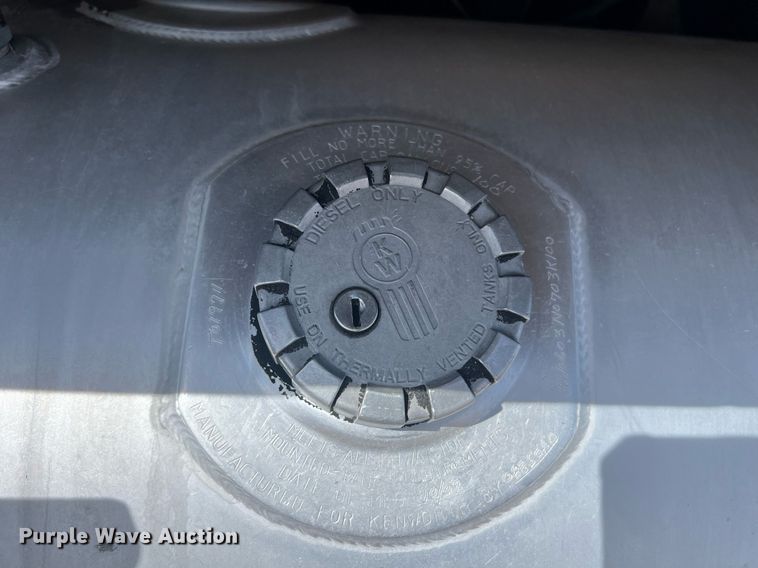 image for item ED2479 2004 Kenworth T600 semi truck