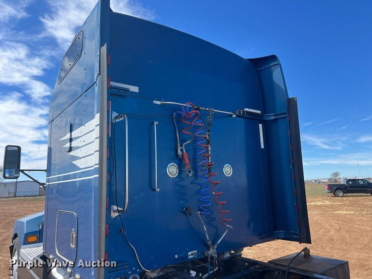 image for item ED2479 2004 Kenworth T600 semi truck