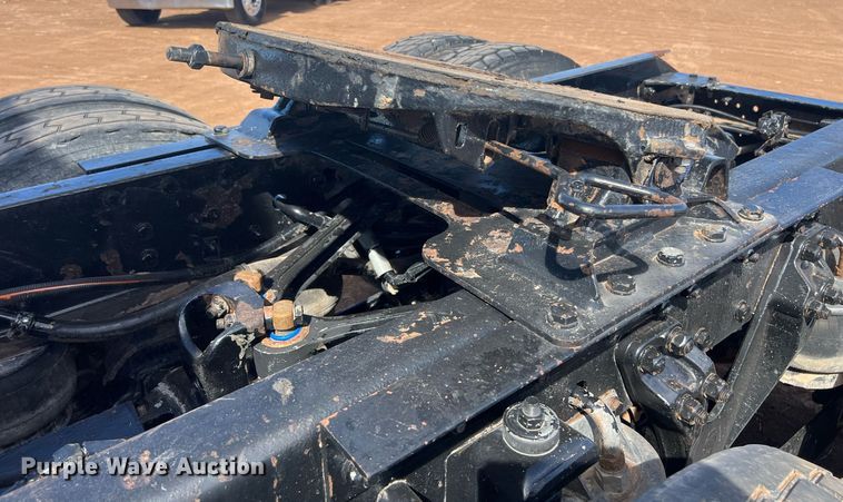 image for item ED2479 2004 Kenworth T600 semi truck