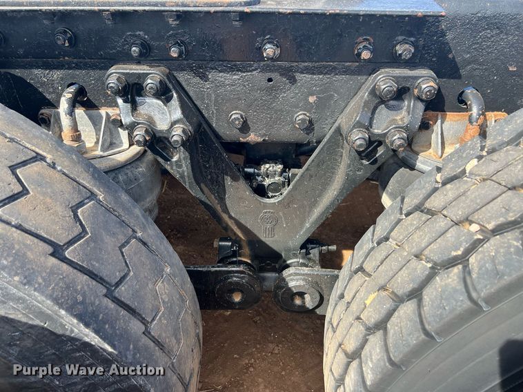 image for item ED2479 2004 Kenworth T600 semi truck