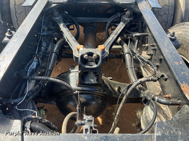 image for item ED2479 2004 Kenworth T600 semi truck