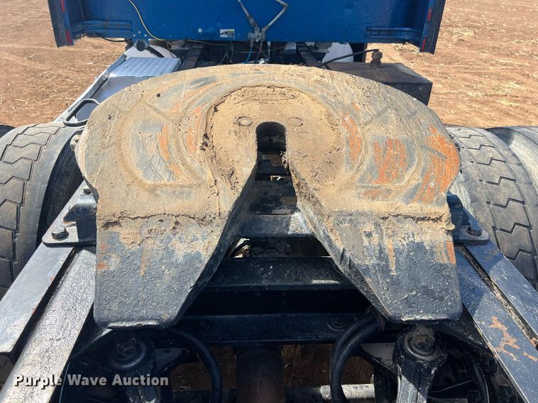 image for item ED2479 2004 Kenworth T600 semi truck