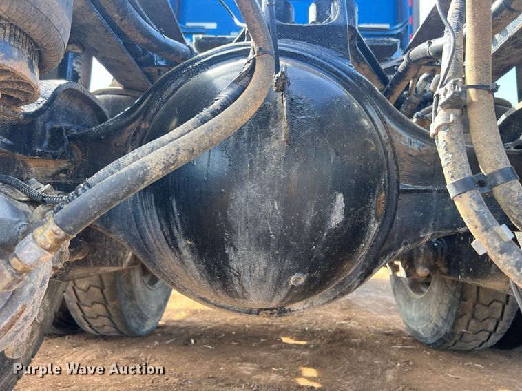 image for item ED2479 2004 Kenworth T600 semi truck