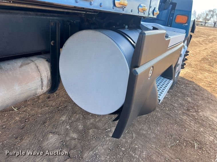 image for item ED2479 2004 Kenworth T600 semi truck