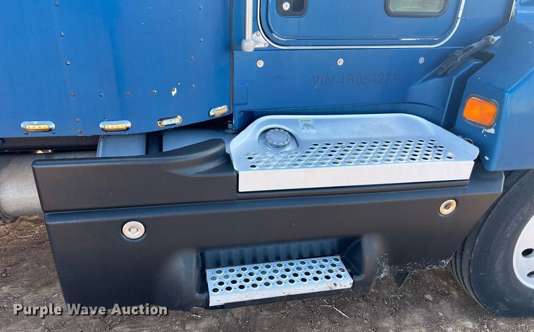 image for item ED2479 2004 Kenworth T600 semi truck