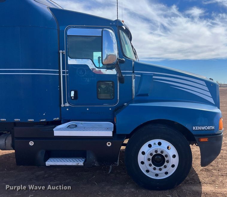 image for item ED2479 2004 Kenworth T600 semi truck