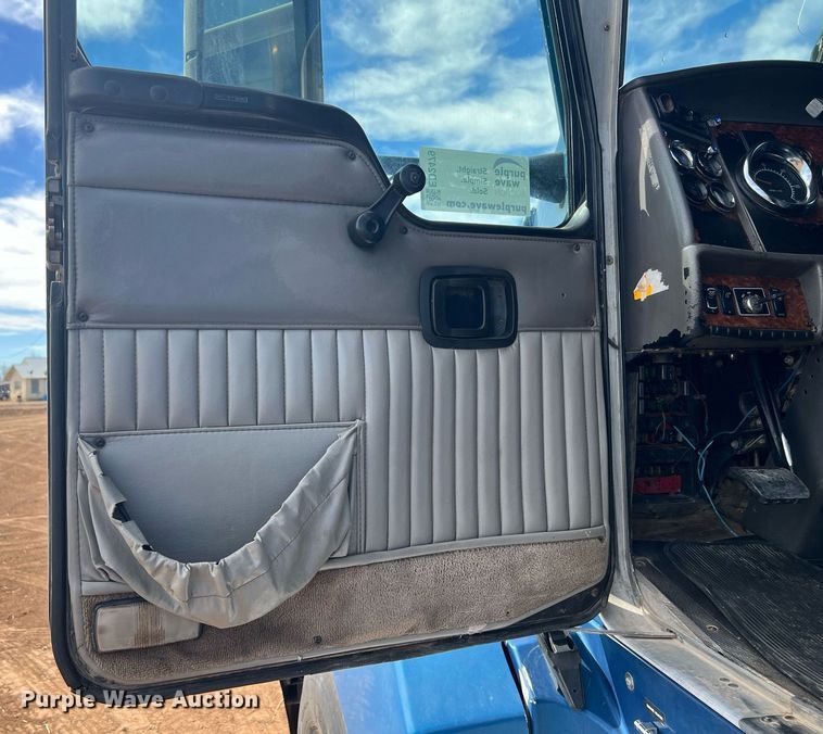 image for item ED2479 2004 Kenworth T600 semi truck