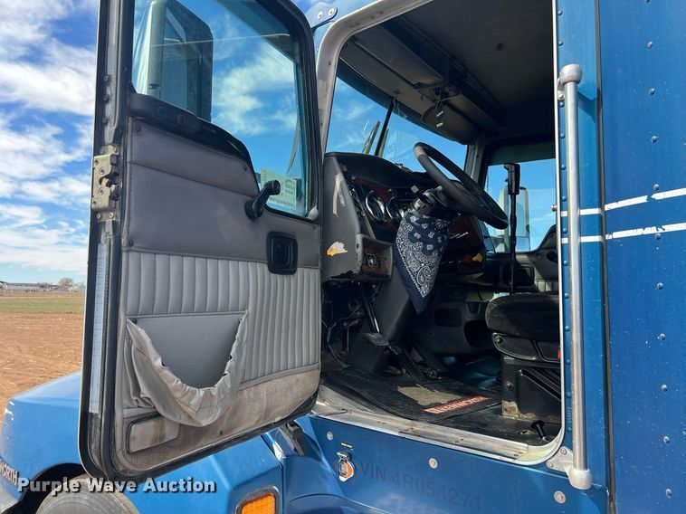 image for item ED2479 2004 Kenworth T600 semi truck