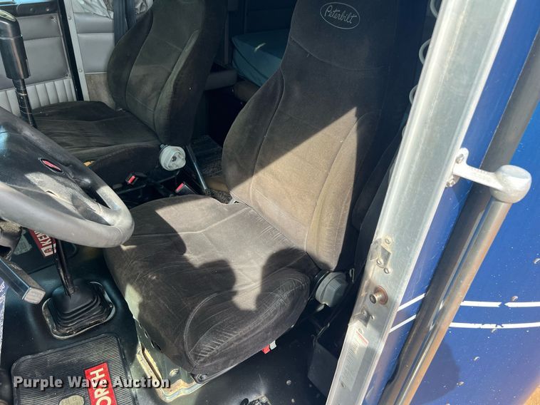 image for item ED2479 2004 Kenworth T600 semi truck