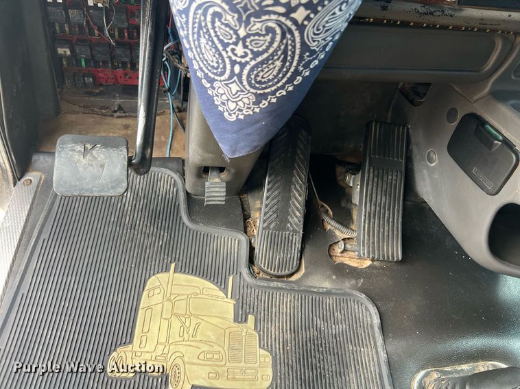 image for item ED2479 2004 Kenworth T600 semi truck