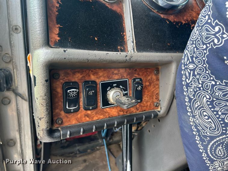 image for item ED2479 2004 Kenworth T600 semi truck