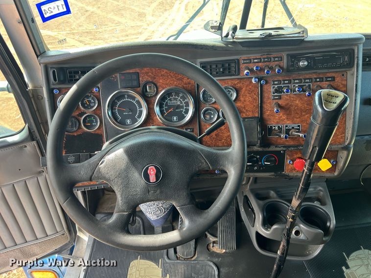 image for item ED2479 2004 Kenworth T600 semi truck