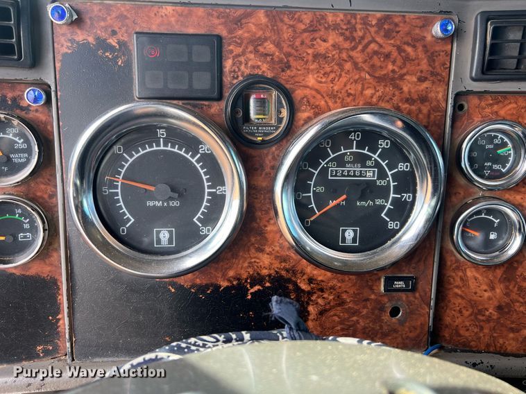 image for item ED2479 2004 Kenworth T600 semi truck