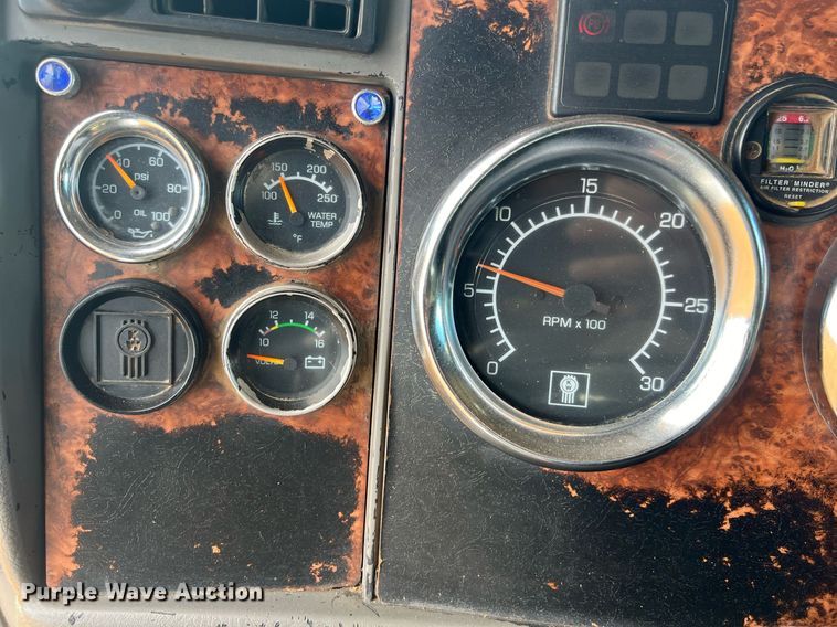 image for item ED2479 2004 Kenworth T600 semi truck