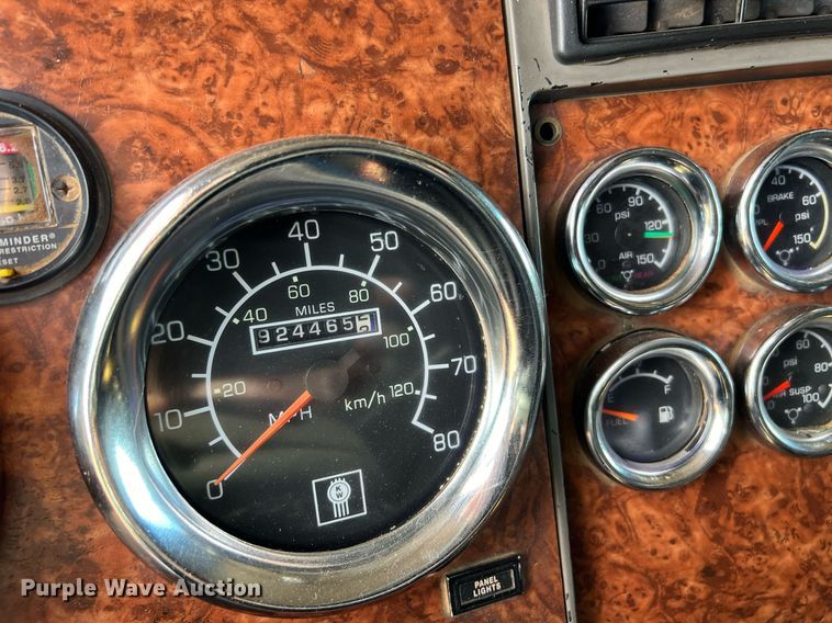 image for item ED2479 2004 Kenworth T600 semi truck