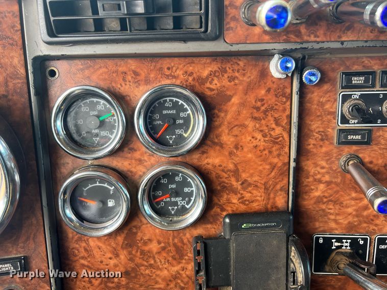 image for item ED2479 2004 Kenworth T600 semi truck