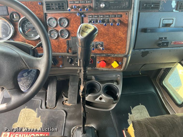 image for item ED2479 2004 Kenworth T600 semi truck