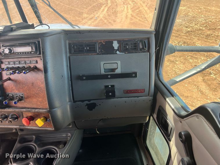 image for item ED2479 2004 Kenworth T600 semi truck