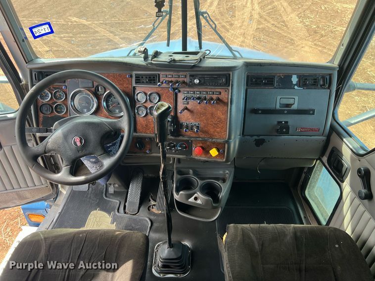 image for item ED2479 2004 Kenworth T600 semi truck