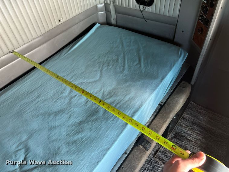 image for item ED2479 2004 Kenworth T600 semi truck