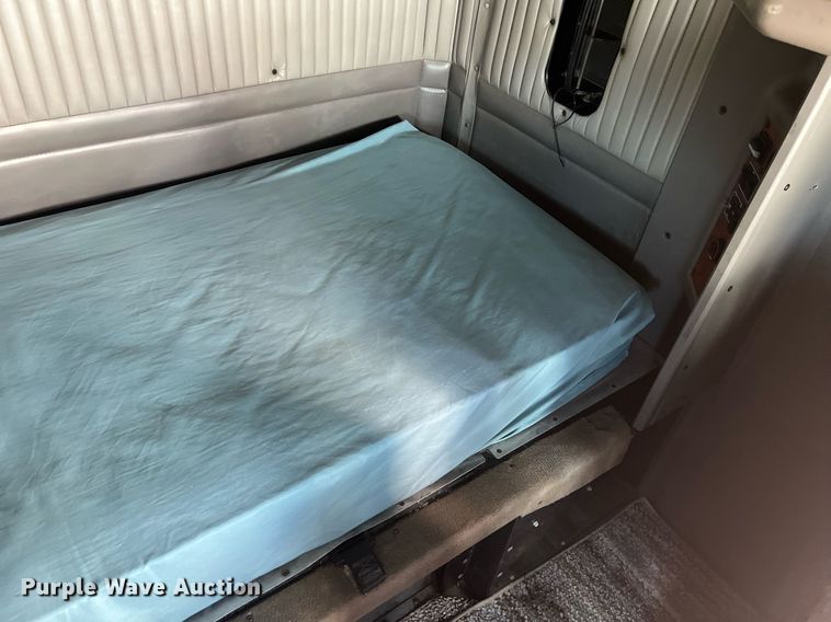 image for item ED2479 2004 Kenworth T600 semi truck