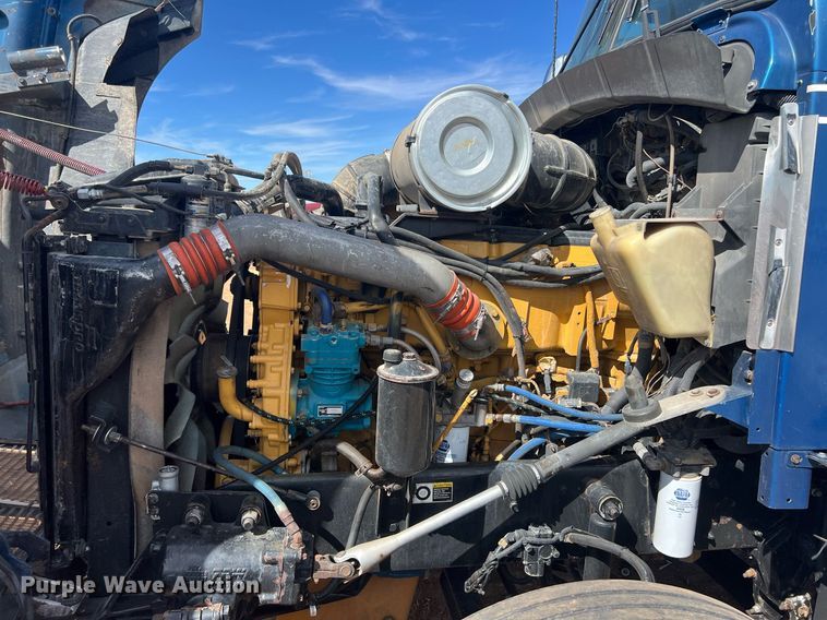 image for item ED2479 2004 Kenworth T600 semi truck