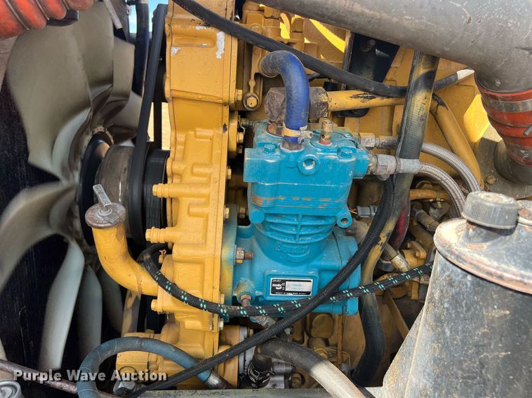 image for item ED2479 2004 Kenworth T600 semi truck